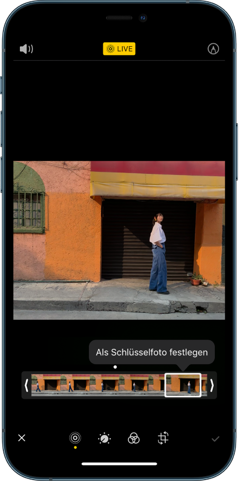 Bildschirm mit einem Live Photo in der Bildschirmmitte. Oben in der Mitte befindet sich die Taste „Live“, oben links die Taste „Ton“. Unter dem Foto ist die Bildansicht mit der aktiven Taste „Als Schlüsselfoto festlegen“ zu sehen. Mit den Pfeilen an beiden Enden der Bildansicht kann das Live Photo gekürzt werden.