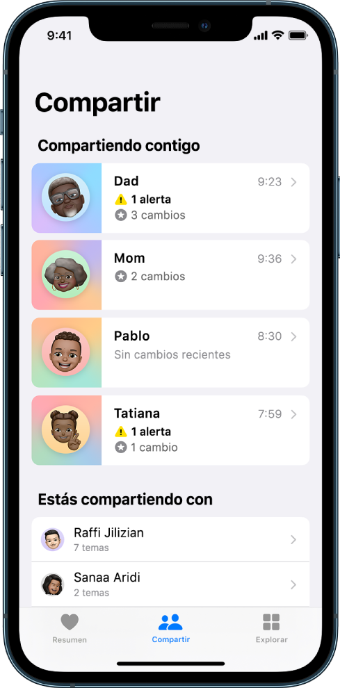 La pantalla Compartir de la app Salud. En el centro de la pantalla, de arriba a abajo, se encuentra una lista de contactos que están compartiendo contigo e incluye información como alertas, cambios y sin cambios recientes. Debajo se encuentra la lista “Estás compartiendo con Contactos”. Debajo de cada contacto se encuentra la cantidad de temas que se comparten con el contacto. En la parte inferior de la pantalla se encuentran los siguientes botones de izquierda a derecha: Resumen, Compartir y Explorar. La opción Compartir está seleccionada.