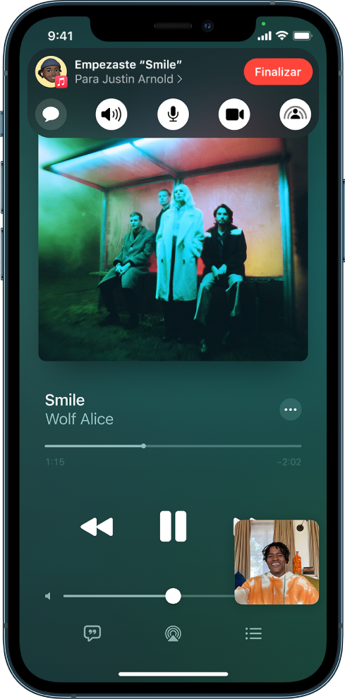 Una llamada de FaceTime mostrando participantes que comparten contenido de audio de Apple Music. La portada del álbum se muestra cerca de la parte superior de la pantalla, y el título y los controles de audio están justo debajo de ella.