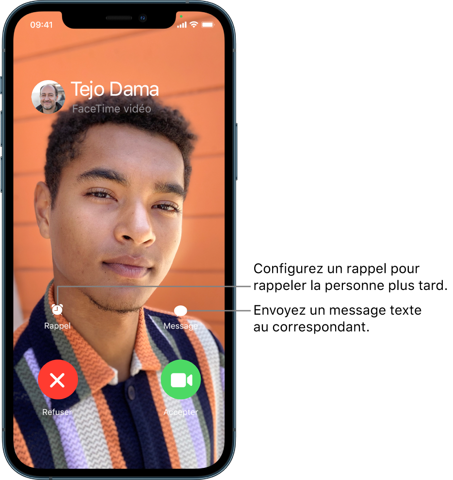 L’écran d’appel entrant. Au bas de l’écran, dans le rang du haut (de gauche à droite) : les boutons Rappel et Message. Dans le rang du bas, de gauche à droite : les boutons Refuser et Accepter.