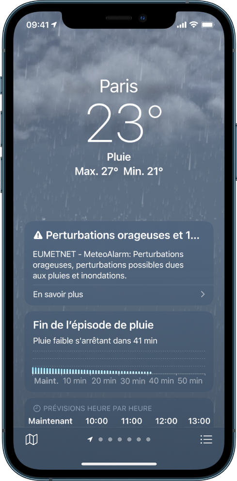 L’écran Météo affichant la position en haut, ainsi que la température et les conditions météo actuelles, à savoir la pluie. En dessous se trouve un graphique affichant le niveau de précipitations pour la prochaine heure, avec des périodes de 10 minutes. Les prévisions horaires et un plan des précipitations figurent en dessous. Les boutons « Liste des lieux » et « Afficher le plan » se trouvent respectivement dans le coin inférieur droit et le coin inférieur gauche.