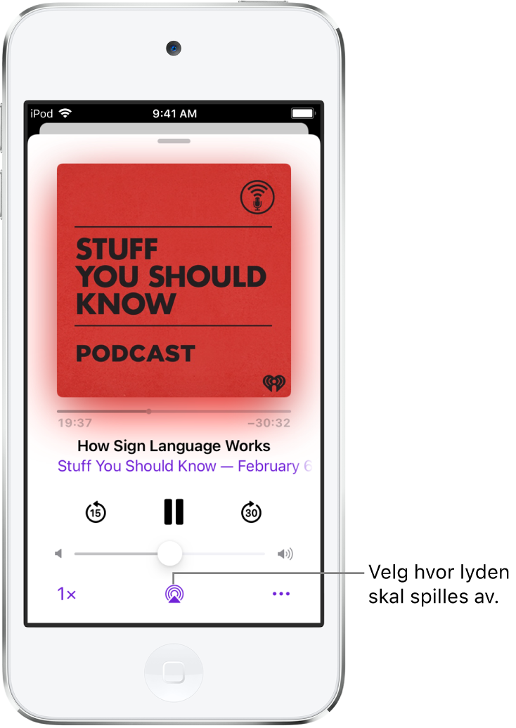 Avspillingskontrollene for en podkast, inkludert Avspillingsmål-knappen nederst på skjermen.