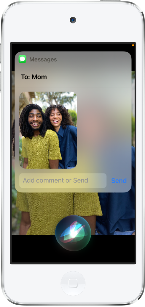 App Fotos aberto com uma foto de duas pessoas. Acima da foto, há uma mensagem endereçada à Mãe, que inclui a mesma foto. A Siri está na parte inferior da tela.