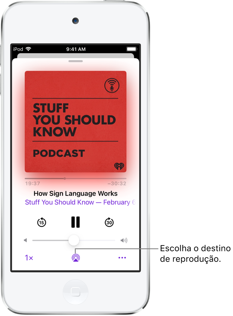 Os controlos de reprodução para um podcast, incluindo o botão “Destino da reprodução” na parte inferior do ecrã.