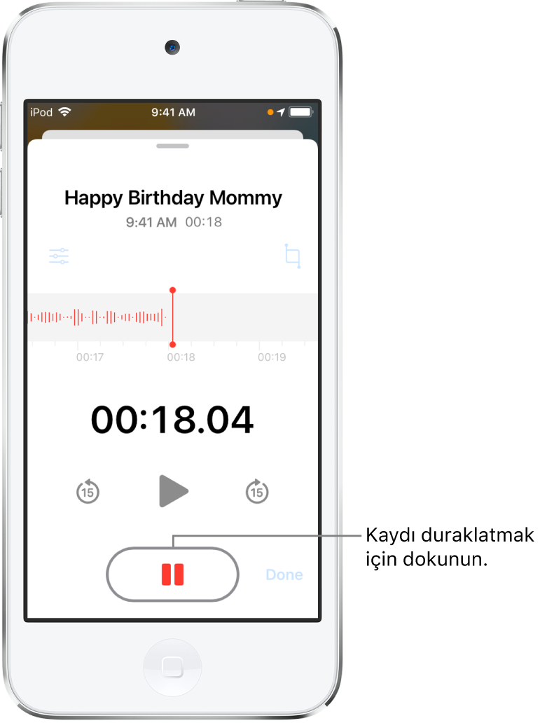 Sesli Notlar ekranında sürmekte olan bir kayıt işlemi, seçilebilir bir Duraklat düğmesi ve çalma, 15 saniye ileri atlama ve 15 saniye geri atlama için soluk denetimler gösteriliyor. Ekranın ana bölümü, bir süre göstergesiyle birlikte sürmekte olan kaydın dalga biçimini gösteriyor. Durum çubuğunda sağ üstte, turuncu Mikrofon Kullanımda Göstergesi görünüyor.
