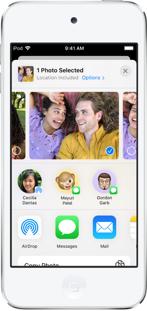 Màn hình Chia sẻ với các ảnh trên cùng; một ảnh được chọn, được biểu thị bằng dấu kiểm màu trắng trong vòng tròn màu lam. Hàng bên dưới ảnh hiển thị bạn bè mà bạn có thể chia sẻ bằng AirDrop. Bên dưới là các tùy chọn chia sẻ khác, bao gồm, từ trái sang phải, Tin nhắn, Mail, Album được chia sẻ và Thêm vào Ghi chú. Ở hàng cuối cùng là các nút Sao chép, Sao chép liên kết iCloud, Bản trình chiếu và AirPlay.