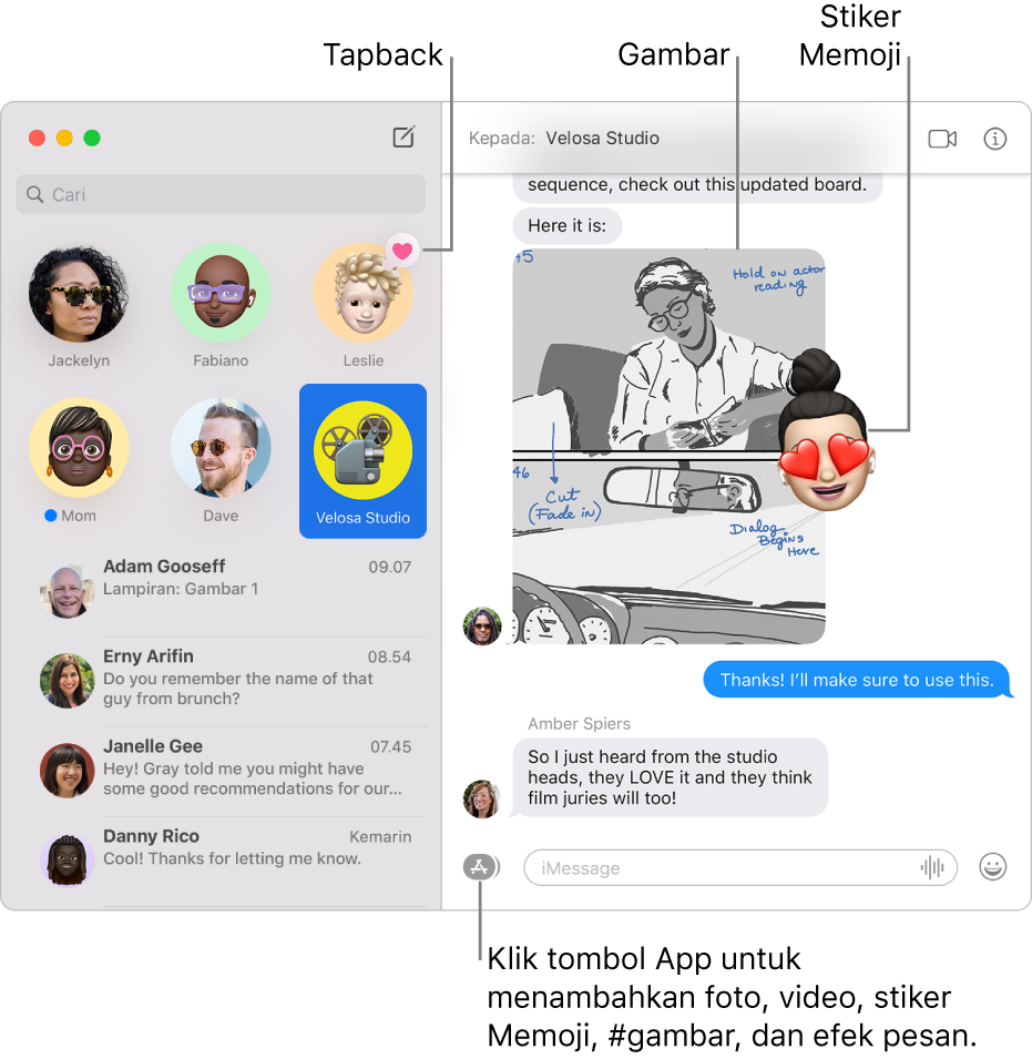 Jendela Pesan dengan beberapa percakapan tercantum di bar samping di kiri, dan transkrip ditampilkan di kanan. Beberapa item disorot: Tapback di atas percakapan yang dipin di sebelah kiri, dan gambar serta stiker Memoji di transkrip di sebelah kanan. Klik tombol App di bagian bawah jendela untuk menambahkan foto, stiker Memoji, #gambar, dan efek pesan.