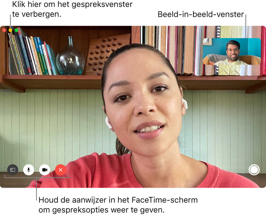 Plaats de aanwijzer op het FaceTime-venster om alle opties voor gesprekken te bekijken, zoals de navigatiekolom, 'Geluid uit', 'Hang op', 'Schakel geluid van video uit' en 'Schermvullend' en 'Live Photo'-knoppen. Klik linksboven op de middelste knop om het gespreksvenster te verbergen. Het beeld-in-beeldvenster wordt rechtsboven weergegeven.