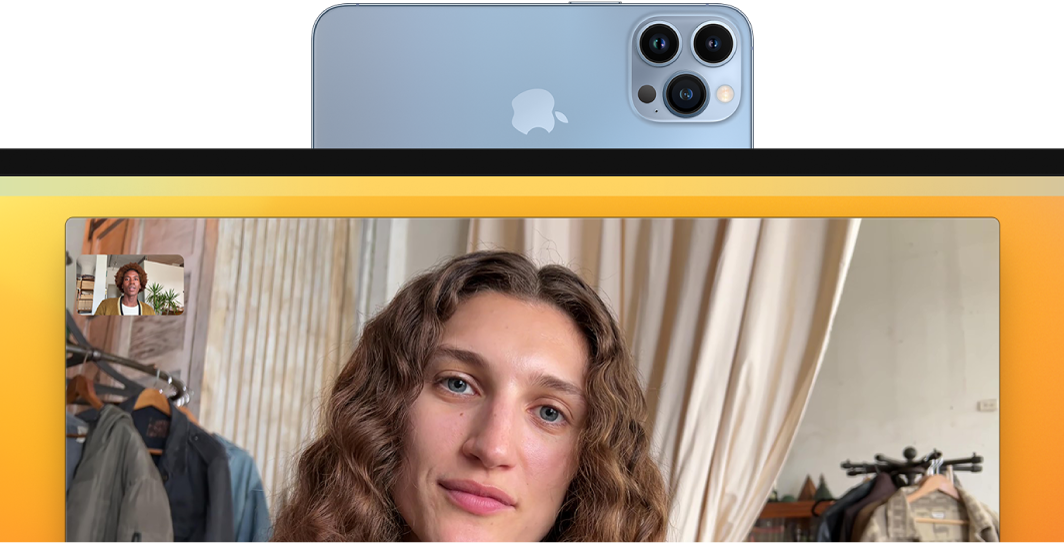 Mac Pro en què es veu una sessió del FaceTime que utilitza l’enquadrament centrat de la càmera de continuïtat.