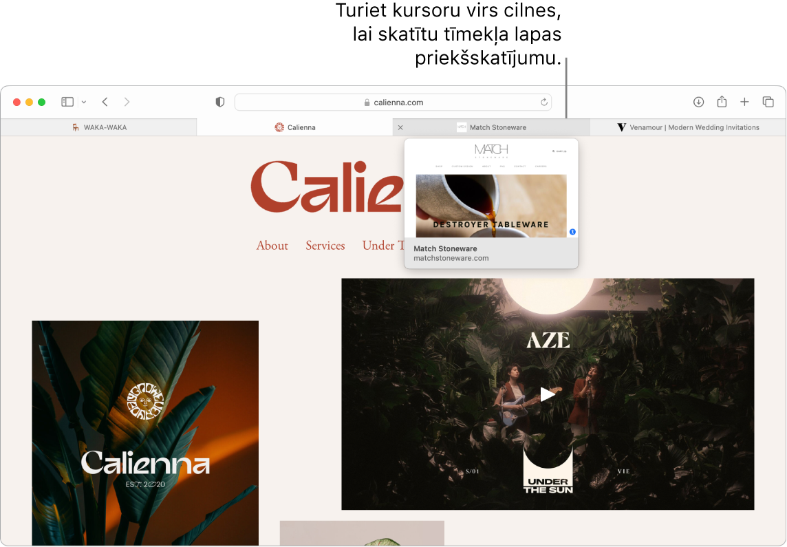 Lietotnes Safari logs ar aktīvu tīmekļa lapu ar nosaukumu “Calienna”, kā arī 3 papildu cilnes un remarka uz cilnes Match Stoneware priekšskatījumu ar tekstu “Hold the pointer over a tab to see a preview of the webpage” (Turiet rādītāju virs cilnes, lai redzētu tīmekļa lapas priekšskatījumu).