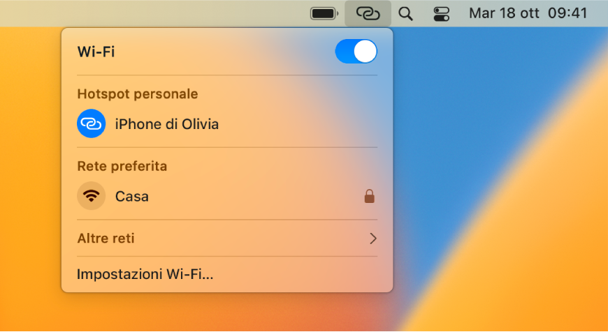 Il monitor del Mac con il menu Wi-Fi che mostra un l'hotspot personale di un iPhone.