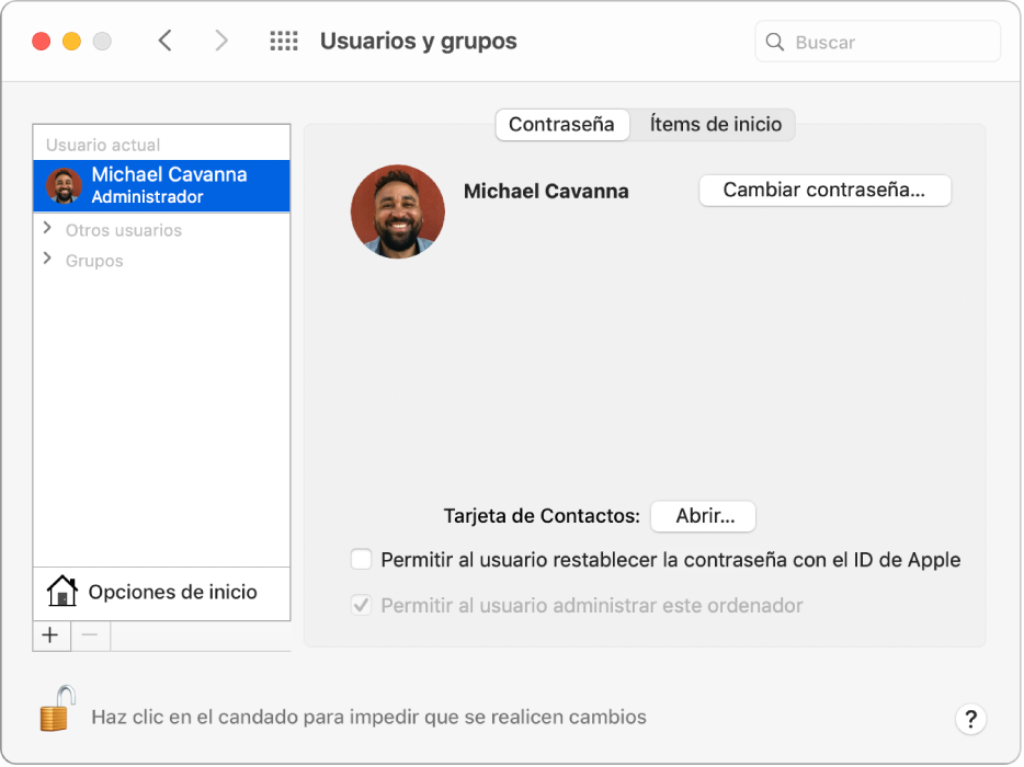 La preferencias “Usuarios y grupos” de un usuario seleccionado. En la parte superior del panel están las pestañas Contraseña e “Ítems de inicio”. Debajo está el nombre del usuario y el botón “Cambiar contraseña”. Al final hay un botón Abrir para abrir la tarjeta de Contactos del usuario. También aparecen opciones para permitir al usuario restablecer las contraseñas usando su ID de Apple y para que el usuario pueda ser administrador de este ordenador.