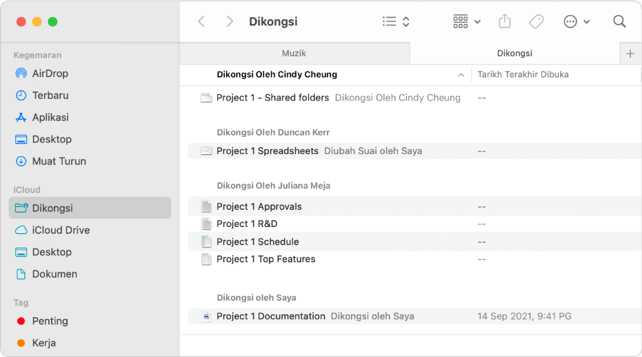 Tetingkap Finder menunjukkan folder Dikongsi dipilih dalam bar sisi dan item di sebelah kanan disusun oleh pengirim yang mengongsikannya.