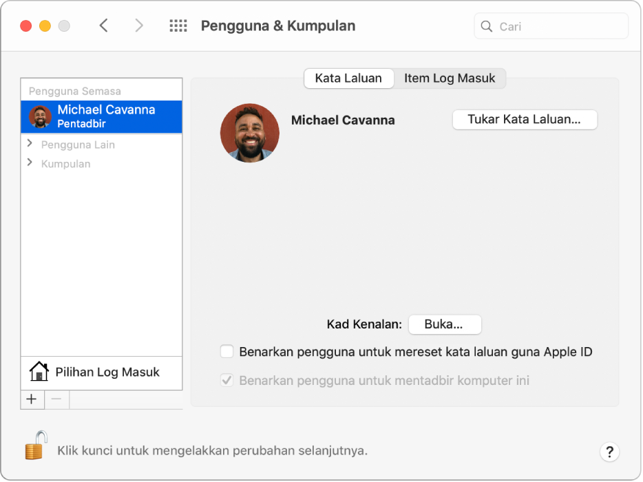 Keutamaan Pengguna & Kumpulan untuk pengguna dipilih. Di bahagian atas anak tetingkap ialah tab Kata Laluan dan Item Log Masuk. Di bawah ialah nama pengguna dan butang Tukar Kata Laluan. Di bahagian bawah ialah butang Buka untuk membuka kad Kenalan pengguna. Pilihan juga kelihatan untuk membenarkan pengguna mereset kata laluan menggunakan Apple ID mereka dan untuk membenarkan pengguna menjadi pentadbir komputer ini.