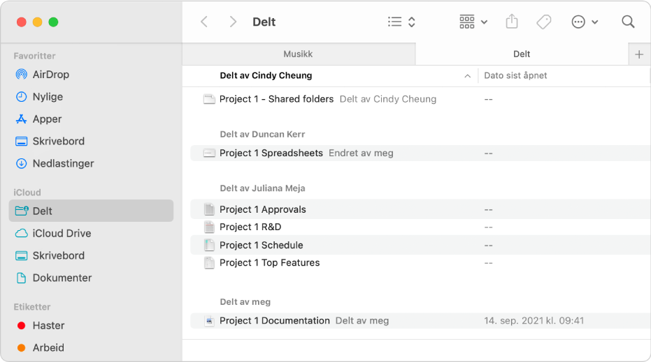 Et Finder-vindu som viser Delt-mappen markert i sidepanelet, og objektene til høyre sortert etter avsenderen som har delt dem.