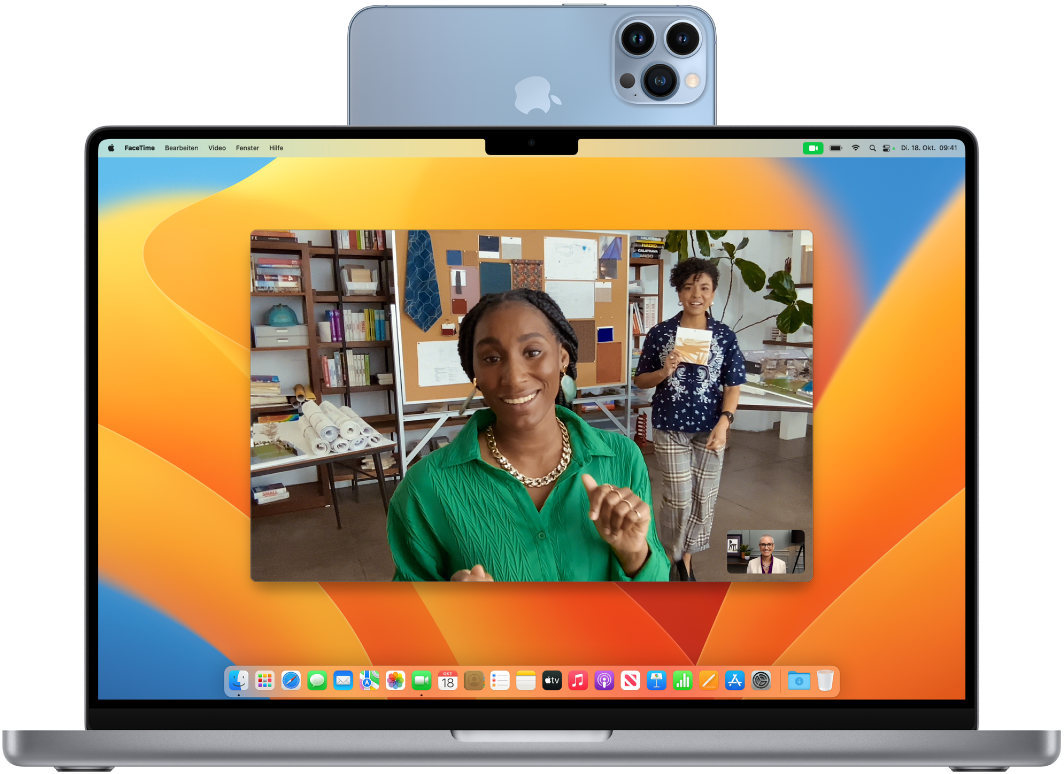 Ein MacBook Pro mit einer FaceTime-Sitzung, bei der der „Folgemodus“ und die Integrationskamera verwendet wird.