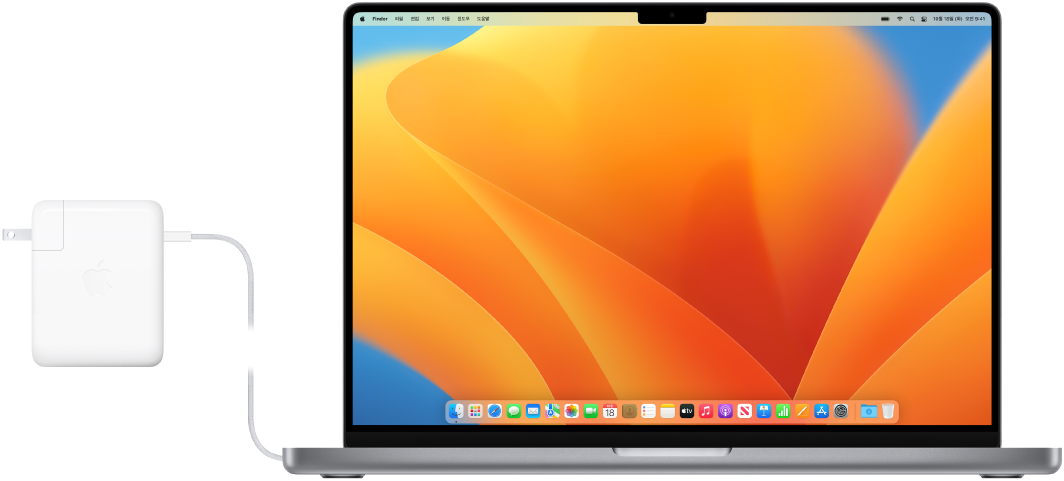 전원 어댑터가 연결되어 있는 MacBook Pro 16.