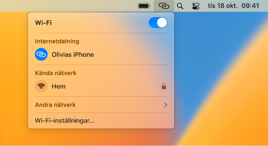 En Mac-skärm med Wi‑Fi-menyn som visar en anslutning via Internetdelning på iPhone.