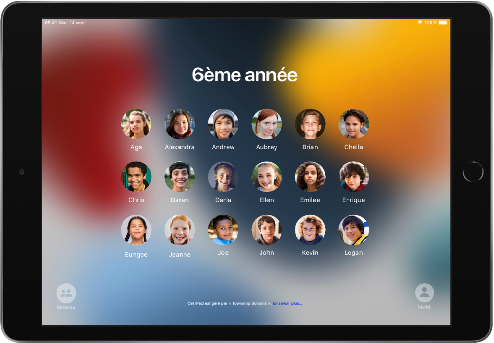 Un iPad partagé qui montre des élèves.