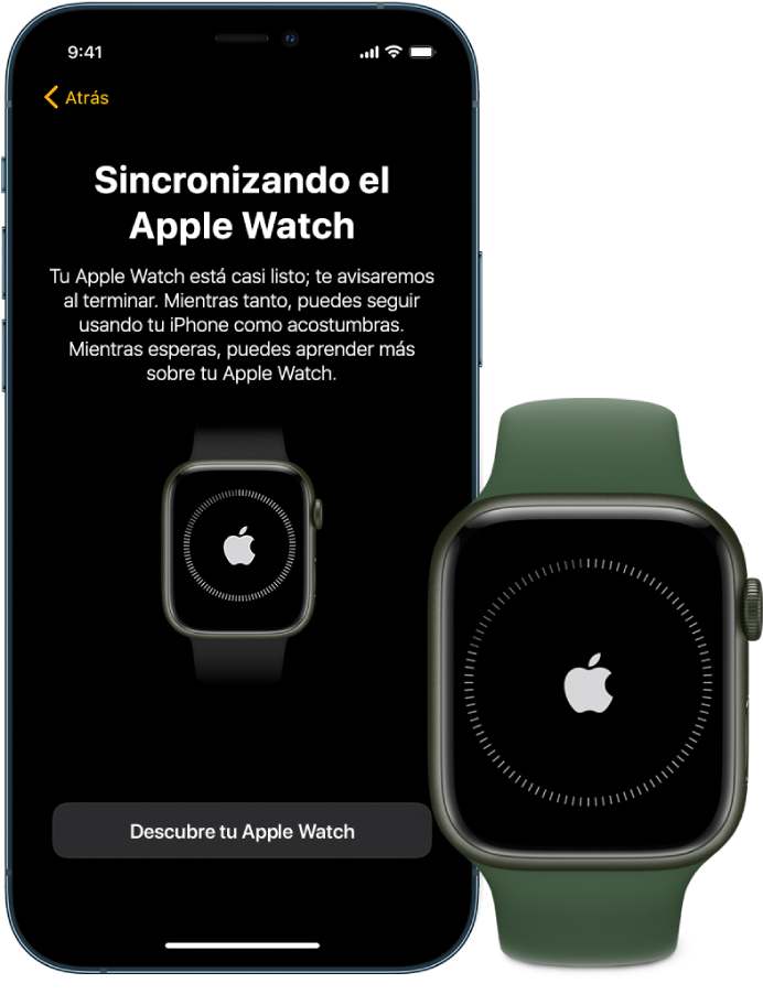 Un iPhone y un Apple Watch lado a lado. La pantalla del iPhone muestra Sincronizando el Apple Watch El Apple Watch muestra el progreso de la sincronización.