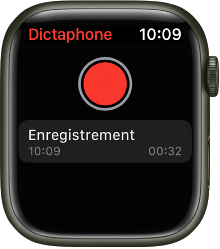 L’Apple Watch affichant l’écran Dictaphone. Un bouton Enregistrer rouge apparaît en haut de l’écran. Un mémo enregistré figure en dessous. Il affiche l’heure d’enregistrement ainsi que sa durée.