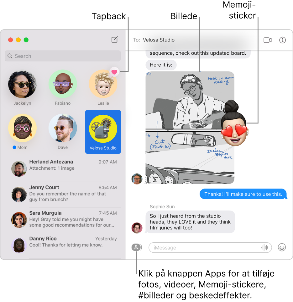 Vinduet Beskeder med flere samtaler i indholdsoversigten til venstre og en udskrift til højre. Et par emner er fremhævet: en Tapback over en fastgjort samtale til venstre og et billede og en Memoji-sticker i udskriften til højre. Klik på knappen Apps nederst i vinduet for at tilføje fotos, Memoji-stickere, #billeder og beskedeffekter.