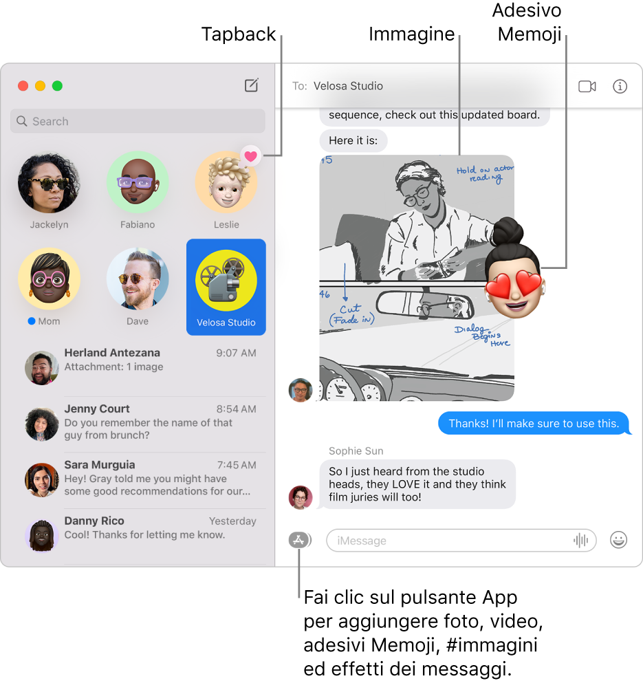 La finestra Messaggi con diverse conversazioni elencate sulla barra laterale a sinistra e una registrazione visualizzata a destra. Sono selezionati alcuni elementi: un tapback su una conversazione in evidenza sulla sinistra e un'immagine con adesivo Memoji nella registrazione sulla destra. Fai clic sul pulsante App nella parte inferiore della finestra per aggiungere foto, adesivi Memoji, #immagini ed effetti messaggi.