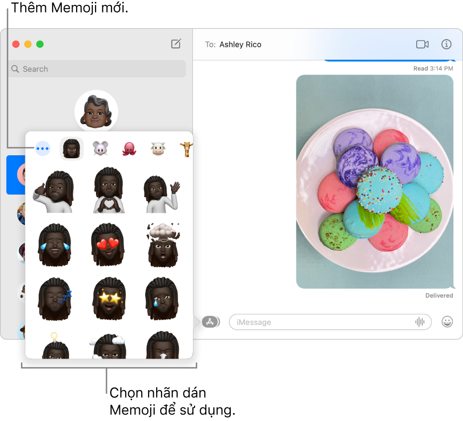 Cửa sổ Tin nhắn với một vài cuộc hội thoại được liệt kê trong thanh bên ở bên trái và một bản chép lại đang hiển thị ở bên phải. Khi chọn Nhãn dán Memoji từ nút Ứng dụng, bạn có thể chọn nhãn dán Memoji để sử dụng hoặc tạo Memoji mới.