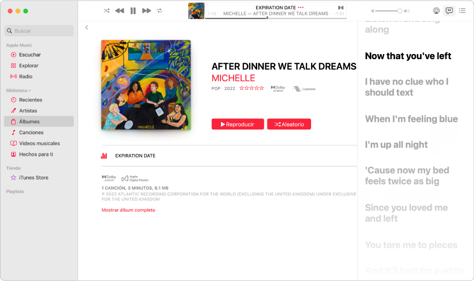 Una canción en reproducción con letra a la derecha, que se muestra sincronizada con la música.