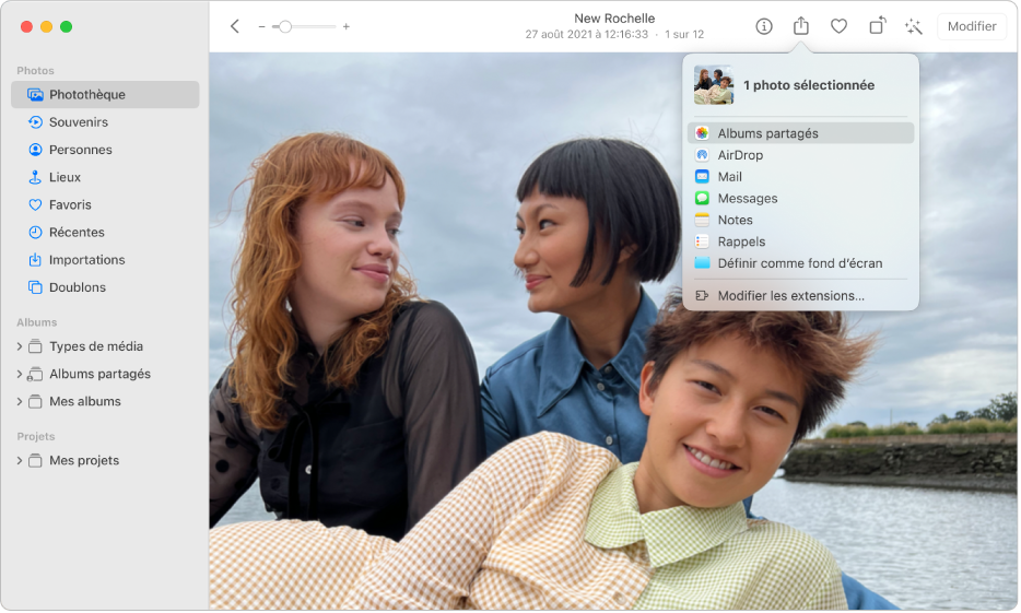 La fenêtre Photos affichant une photo et le menu Partager ouvert en dessous du bouton Partager dans la barre d’outils.