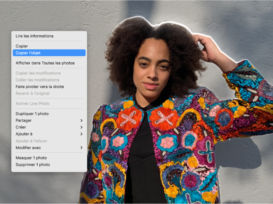 Le contour de la personne est mis en évidence au premier plan d’une photo et un menu qui affiche Copier l’objet est sélectionné.