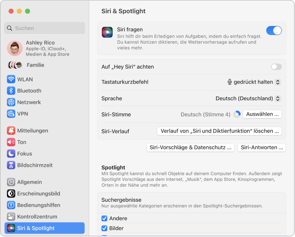 Das Fenster der Einstellungen „Siri“ mit aktivierter Option „Siri fragen“ links und verschiedenen Optionen zum Anpassen von Siri rechts.