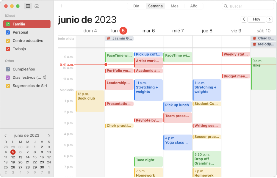 Ventana de Calendario con la visualización por mes mostrando los calendarios personal, laboral, familiar y escolar codificados por colores, en la barra lateral debajo del encabezado de la cuenta de iCloud.