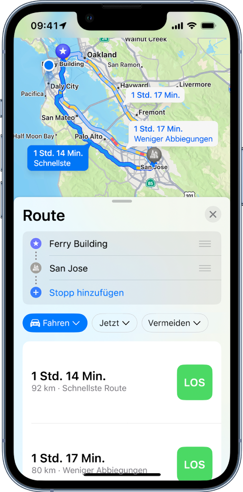 Eine Karte zeigt mehrere Fahrtrouten zwischen zwei Standorten, wobei die schnellste Route ausgewählt ist. Die Routenkarte unten enthält Details zur den Routen, inklusive geschätzter Wegzeit zurückgelegter Entfernung und einer kurzen Beschreibung. Die Taste „Los“ wird neben jeder Routenbeschreibung angezeigt.