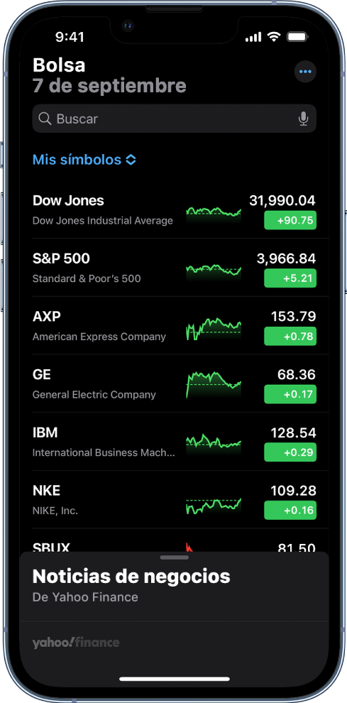 Una lista de seguimiento mostrando varias acciones. Cada acción en la lista muestra, de izquierda a derecha, el símbolo y nombre de la acción, una gráfica de rendimiento, el precio la acción y los cambios en su precio. En la parte superior de la pantalla, arriba de la lista de seguimiento llamada Mis símbolos, está el campo de búsqueda. En la parte inferior de la pantalla hay un artículo sobre Business News. Desliza hacia arriba sobre Business News para ver artículos.