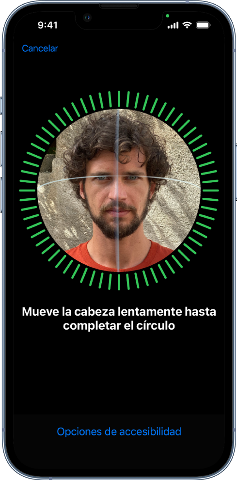 Pantalla de configuración de reconocimiento de Face ID. En la pantalla se muestra una cara rodeada de un círculo. El texto situado debajo indica al usuario que mueva la cabeza lentamente hasta completar el círculo. Cerca de la parte inferior de la pantalla, se encuentra el botón “Opciones de accesibilidad”.