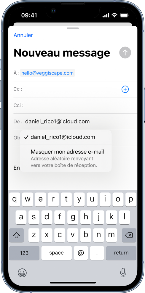 Un brouillon d’e-mail en cours d’écriture. L’utilisateur sélectionne le champ De avec deux options figurant en dessous de celui-ci : une adresse e-mail personnelle et l’option « Masquer mon adresse e-mail ».