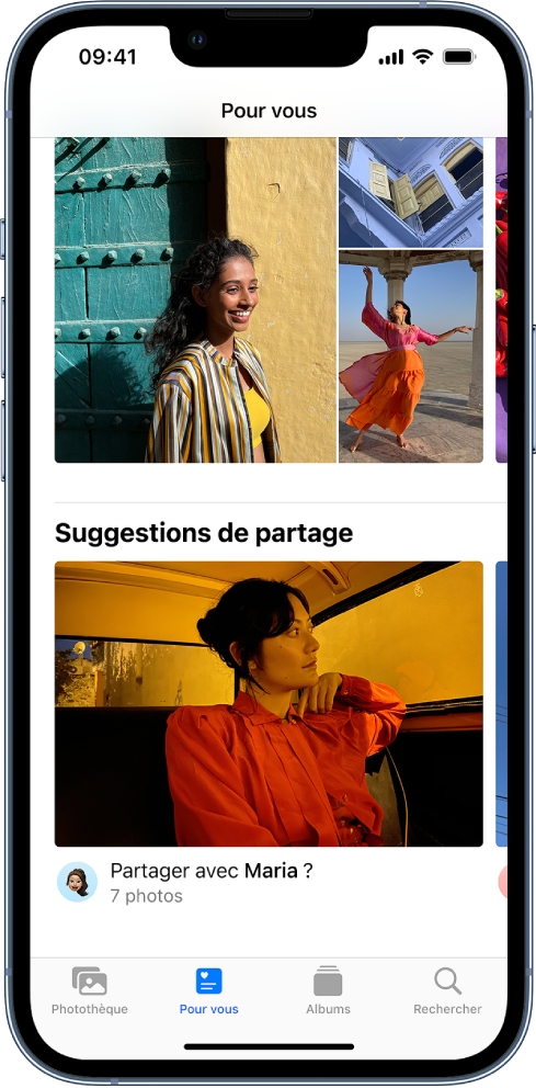 Dans l’app Photos, le bouton « Pour vous » est sélectionné en bas de l’écran. L’écran « Partagé avec vous » montre une collection des suggestions de partage. Sous la photo à partager suggérée se trouve le nom du contact avec lequel la partager, ainsi que le nombre d’autres photos dans la collection de partage suggérée.