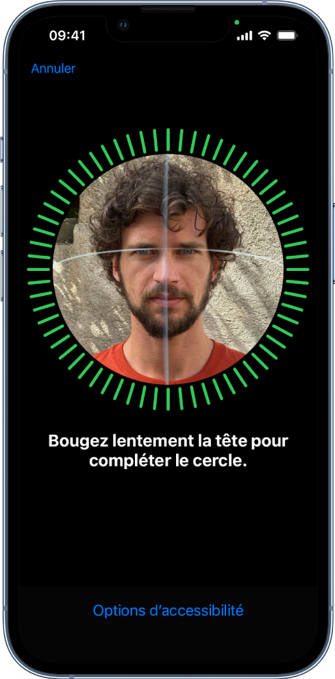 L’écran de configuration de la reconnaissance de Face ID. Un visage est affiché à l’écran. Un cercle l’entoure. Le texte sous le visage indique à l’utilisateur qu’il doit déplacer lentement sa tête de façon à remplir le cercle. Un bouton « Options d’accessibilité » est affiché en bas de l’écran.