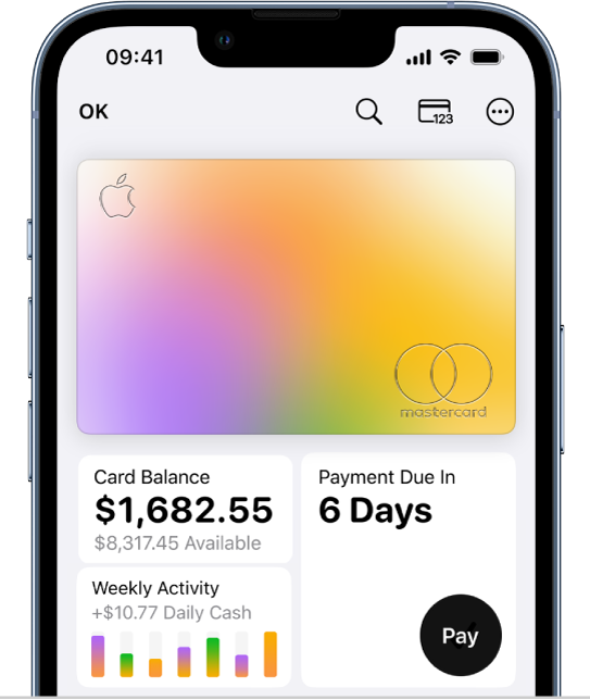 L’Apple Card dans Cartes, avec le bouton Plus en haut à droite, le solde total et l’activité hebdomadaire en bas à gauche et le bouton Payer en bas à droite.
