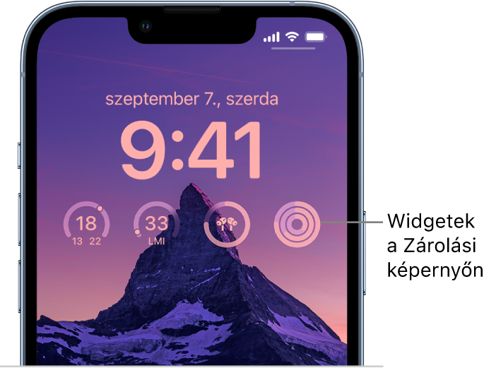 Egyéni Zárolási képernyő, amelyen a Half Dome fotója látható a háttérben, a fotó tetején pedig a hőmérséklet, a levegőminőség index, az AirPods-akkumulátor töltöttségi szintje és a fitneszgyűrűk widgetjei.