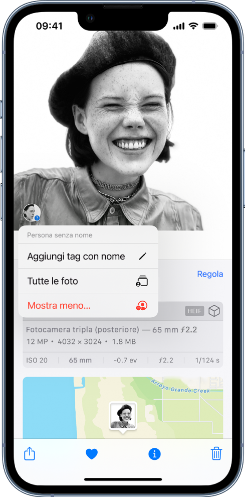 Una foto è aperta nella metà superiore dello schermo. La persona identificata nella foto compare in un badge nell'angolo in basso a sinistra della foto. Sotto il badge sono presenti le seguenti opzioni: “Aggiungi tag con nome”, “Tutte le foto” e “Mostra meno”.