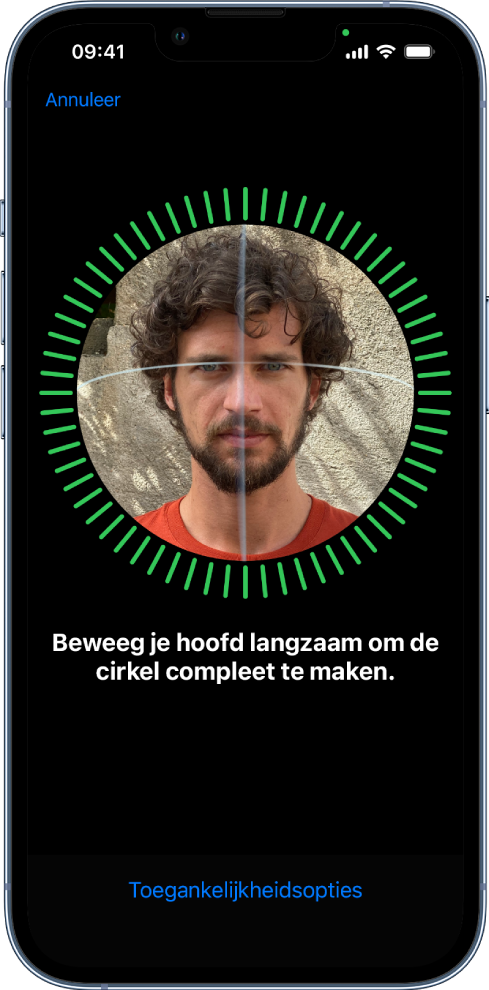 Het configuratiescherm voor Face ID-herkenning. Op het scherm is een gezicht in een cirkel te zien. Daaronder wordt met tekst aangegeven dat de gebruiker zijn hoofd langzaam moet bewegen om de cirkel rond te maken. Onder in het scherm is een knop voor toegankelijkheidsopties te zien.