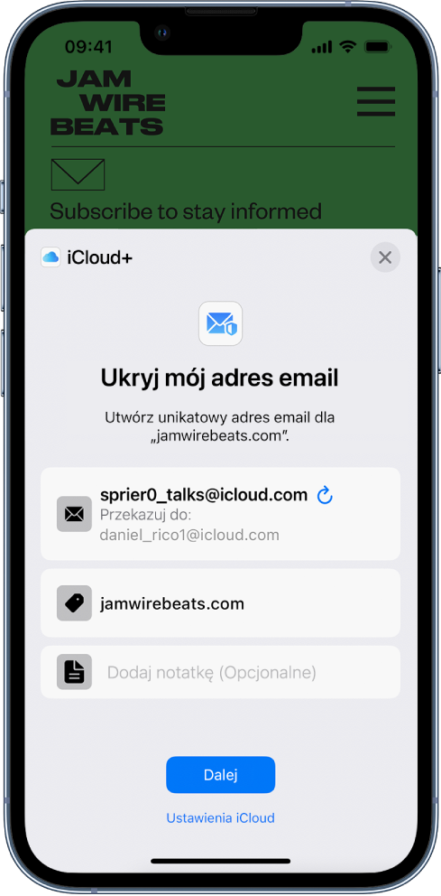 Na dolnej połowie ekranu widoczny jest interfejs funkcji Ukryj mój adres email dostępnej dla subskrybentów iCloud+. Zawiera on wygenerowane losowo adresy email, adres używany do przekazywania, adres URL witryny oraz pole notatki. Na dole ekranu znajduje się przycisk Dalej oraz łącze do ustawień iCloud.