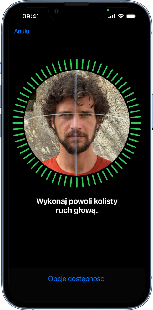 Ekran konfiguracji funkcji Face ID. Zawiera twarz otoczoną okręgiem. Tekst na dole prosi użytkownika, aby wykonał powoli kolisty ruch głową. W dolnej części ekranu widoczny jest przycisk Opcje dostępności.