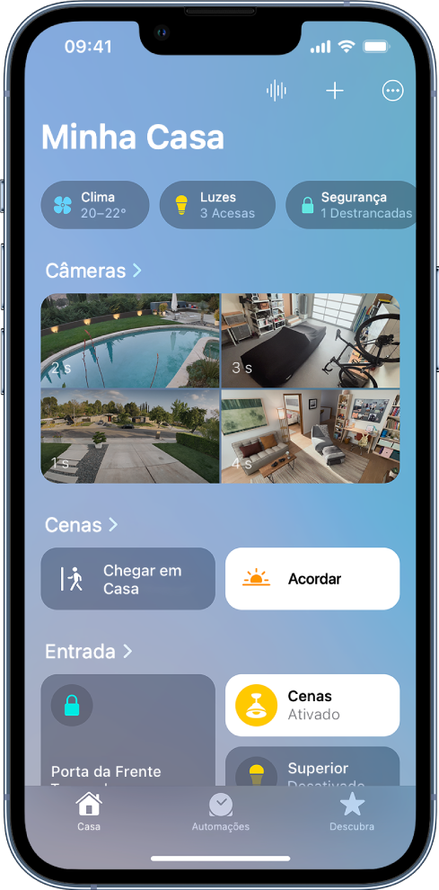 A aba Casa com Categorias na parte superior da tela. Imagens de quatro câmeras de segurança aparecem abaixo do título Câmeras. As imagens mostram o quintal de trás, garagem, quintal da frente e sala de estar. As cenas aparecem no meio da tela, com um cômodo e seus acessórios aparecendo abaixo.