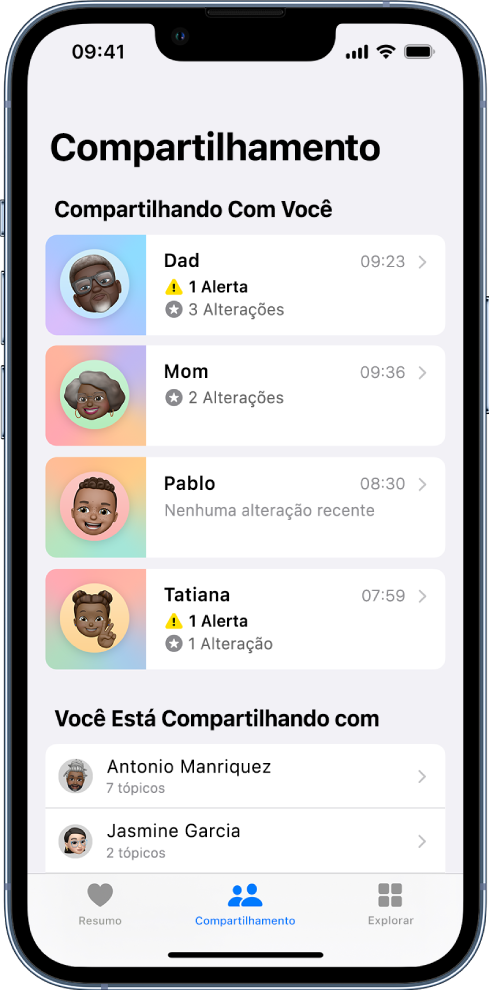 Tela Compartilhamento do app Saúde. No meio da tela, de cima para baixo, há uma lista de contatos “Compartilhando com Você” que inclui informações como Alerta, Alterações e Nenhuma alteração recente. Abaixo disso há uma lista de contatos “Você Está Compartilhando com”. Abaixo de cada contato está o número de tópicos sendo compartilhados com esse contato. Na parte inferior da tela estão os seguintes botões, da esquerda para a direita: Resumo, Compartilhamento e Explorar. Compartilhamento está selecionado.