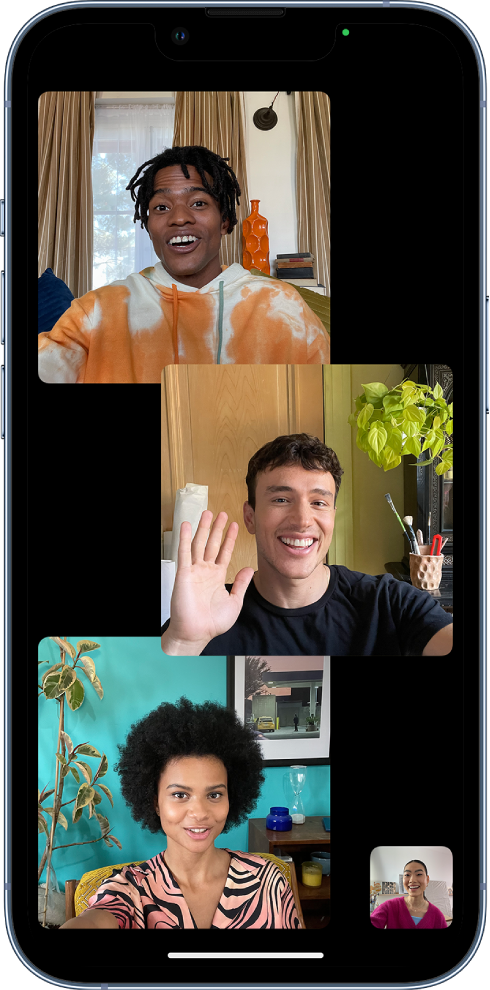 Uma ligação do FaceTime em Grupo com quatro participantes. Cada participante aparece em um quadro separado.