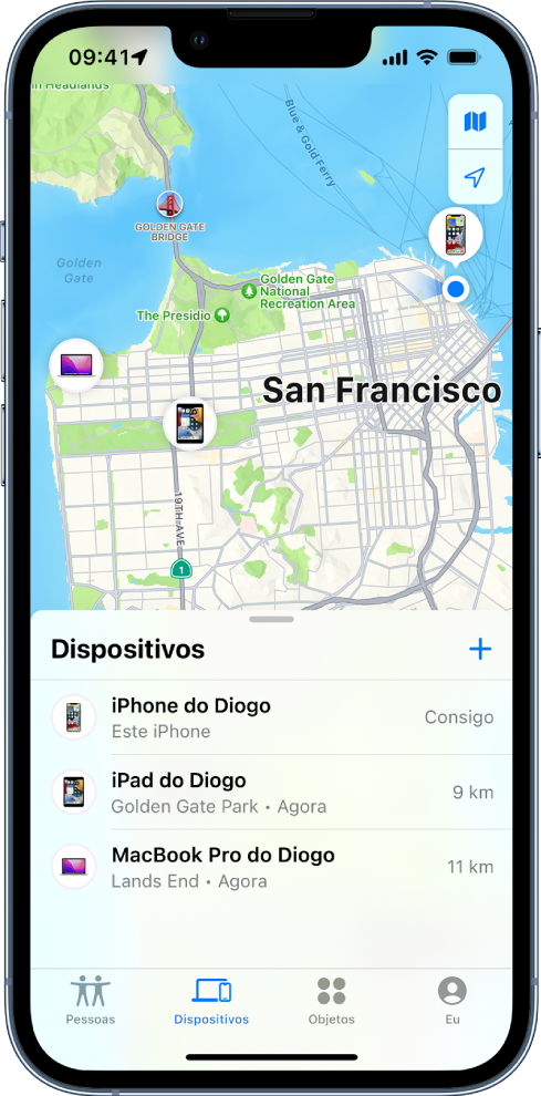 O ecrã de Encontrar, com a lista Dispositivos aberta. Há três dispositivos na lista Dispositivos: iPhone do Diogo, iPad do Diogo e MacBook Pro do Diogo. As localizações são mostradas no mapa de São Francisco.