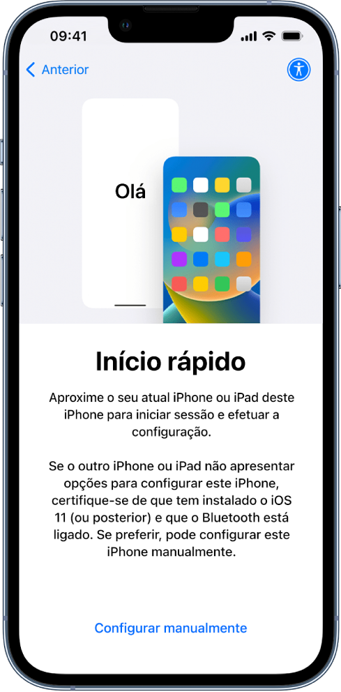 O ecrã de configuração do Início rápido com indicações para aproximar o iPhone ou iPad atual do novo iPhone para efetuar a configuração. Também há uma opção para configurar o dispositivo manualmente.